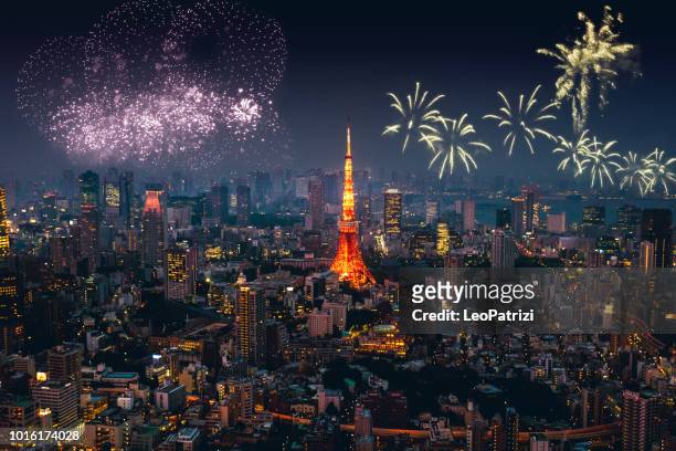 skyline von tokyo am neujahrstag - new year 2018 stock-fotos und bilder