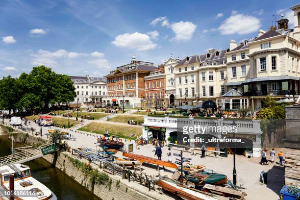 waterfront in richmond upon thames, londen, uk - richmond upon thames stockfoto's en -beelden