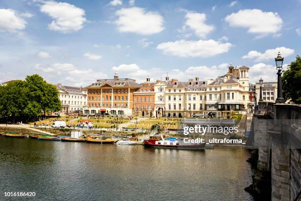 waterfront in richmond upon thames, londen, uk - richmond upon thames stockfoto's en -beelden