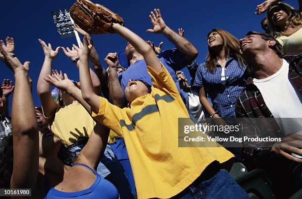 baseball crowd in stadium - vangen stockfoto's en -beelden