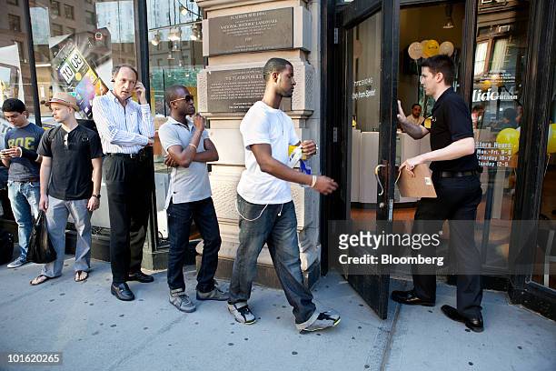 Customers enter a Sprint store to buy the new HTC Corp. 4G Evo phone, which is powered by Google Inc.'s Android software, in New York, U.S., on...