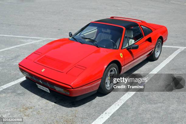 ferrari classique gts turbo dans la rue - ferrari photos et images de collection