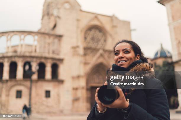 混合的種族婦女旅行單身在歐洲, virgen 廣場, 瓦倫西亞 - destination de voyage 個照片及圖片檔