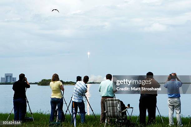 The SpaceX Falcon 9 test rocket lifts off of pad 40 at Cape Canaveral Air Force Station on June 4, 2010 in Cape Canaveral, Florida. This is a test...