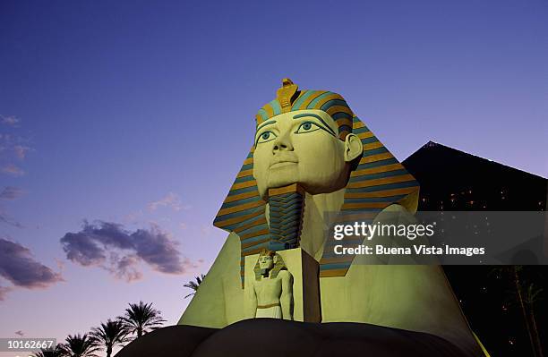 sphinx and pyramid at luxor hotel and casino, las vegas, nevada - luxor hotel - fotografias e filmes do acervo