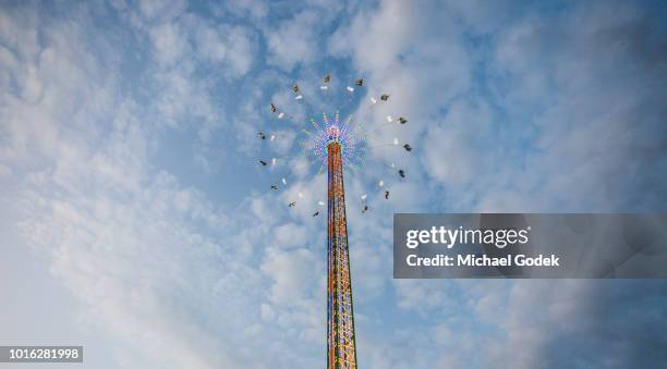 fair ride at beer fest. munich, germany - amusement park sky stock pictures, royalty-free photos & images