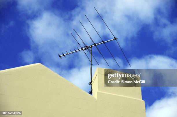 tv antenna on a residential building - fernsehantenne stock-fotos und bilder