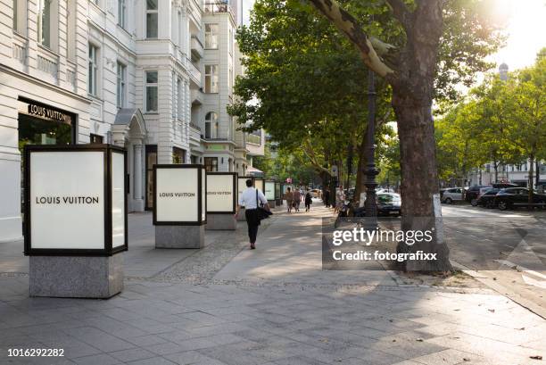 在陽光明媚的夏日, kurfürstendamm 的奢侈品零售店 - kurfürstendamm 個照片及圖片檔