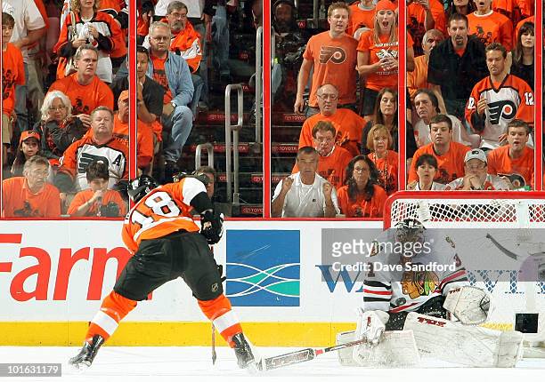 Goaltender Antti Niemi of the Chicago Blackhawks stops Mike Richards of the Philadelphia Flyers during the third period of Game Four of the 2010 NHL...