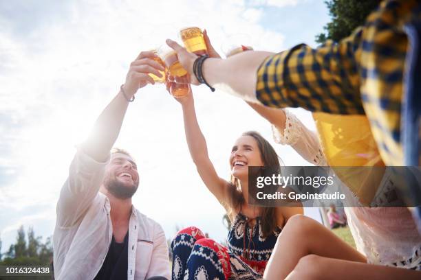 friends sitting and enjoying music festival - music festival day 4 stockfoto's en -beelden