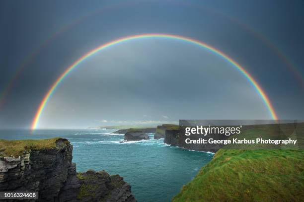 rainbow over kilkee cliffs, kilkee, clare, ireland - republik irland stock-fotos und bilder