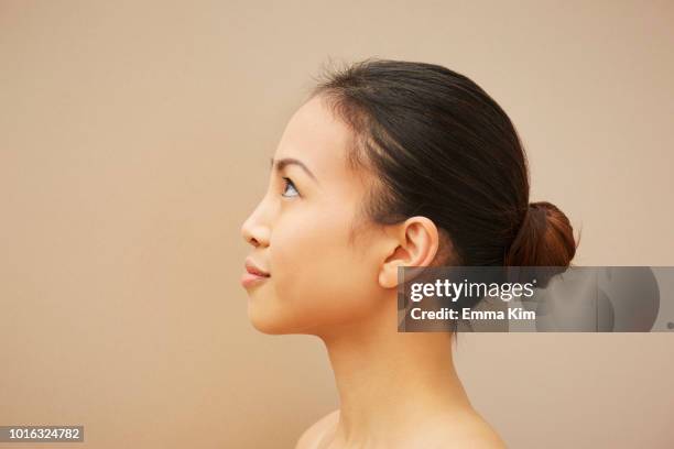 woman with hair bun - chignon foto e immagini stock