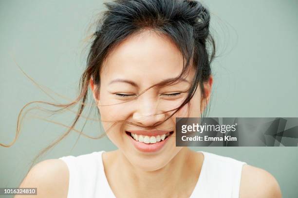 portrait of woman laughing - woman close up stockfoto's en -beelden