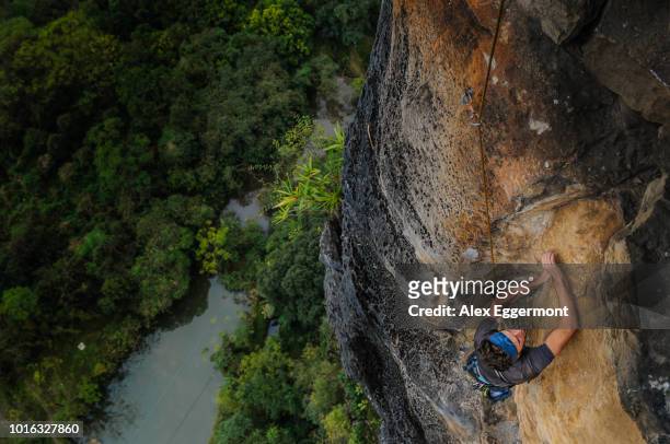 man rock climbing guilin sugarloaf, high angle view, yangshuo, guangxi, china - yangshuo imagens e fotografias de stock