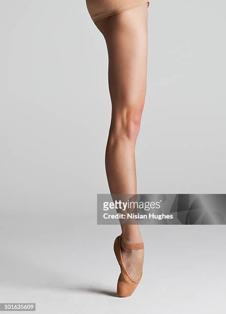 ballerina on point - bale imagens e fotografias de stock