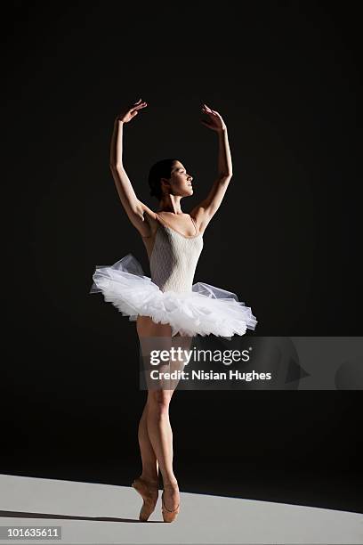 classical ballerina on point - saia de bailarina imagens e fotografias de stock