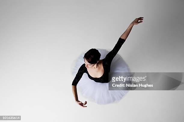 ballerina from above - overhead view photos et images de collection