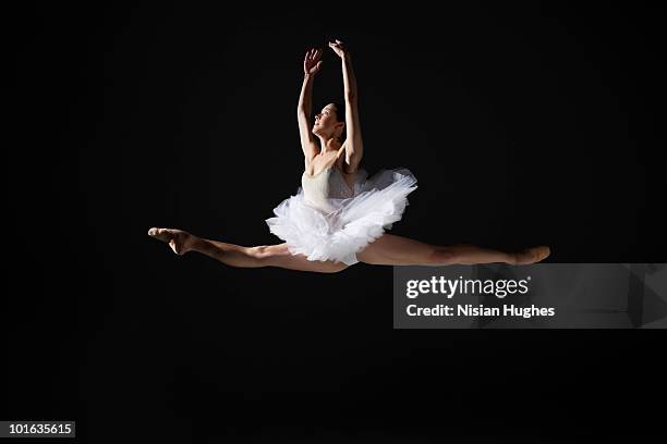 ballerina grand jeté - bale imagens e fotografias de stock