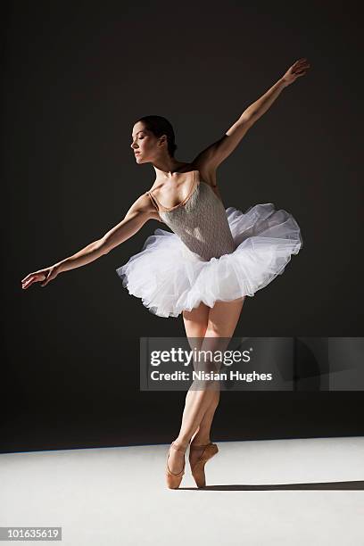 classical ballerina on point - ballett imagens e fotografias de stock
