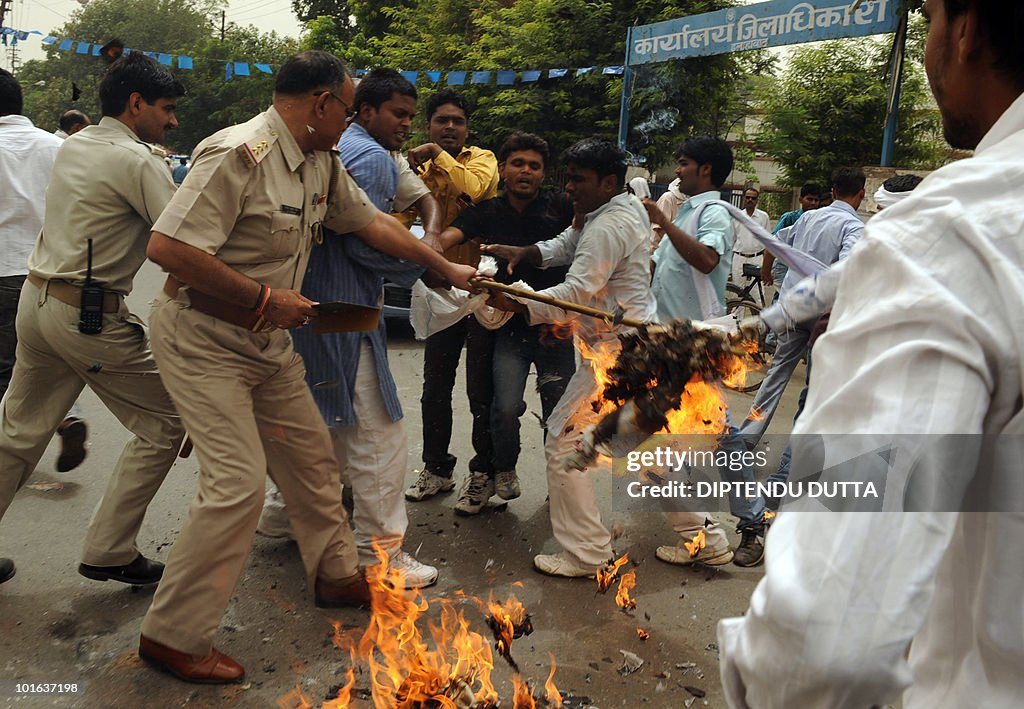 Indian police stop Samajwadi Party suppo