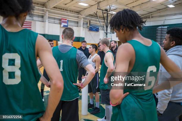 college basketball team huddle before practice - college basketball player stock pictures, royalty-free photos & images
