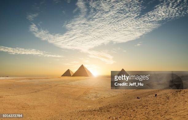 piramide di khufu e piazza vuota, il cairo, egitto - pyramid foto e immagini stock