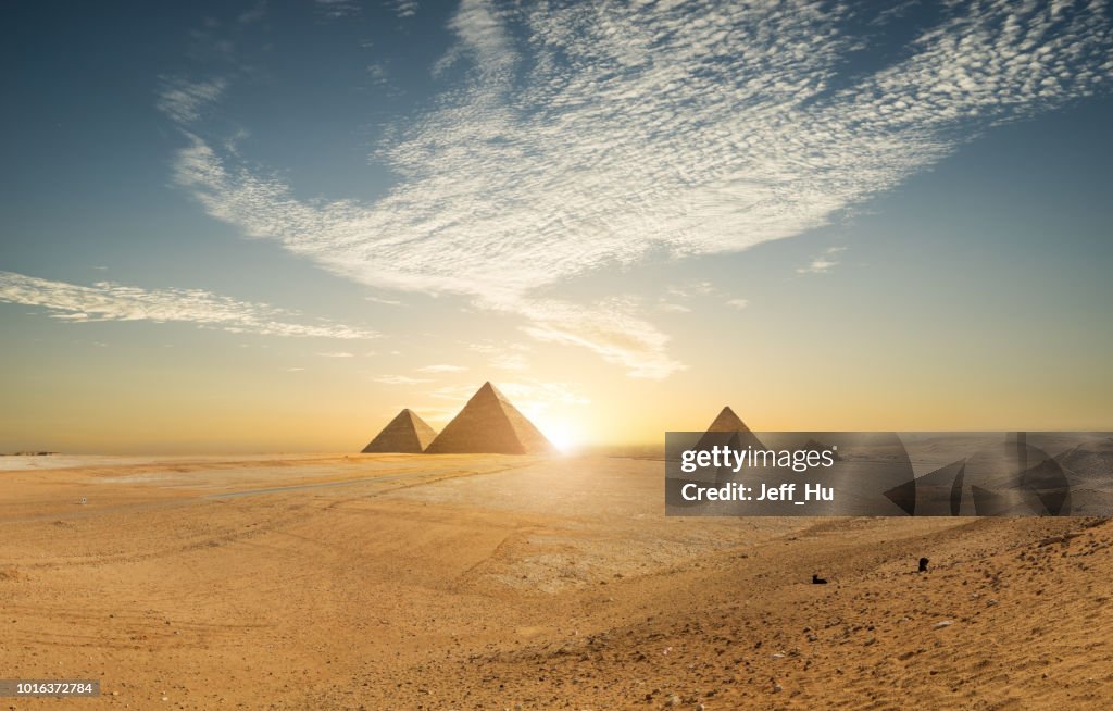Piramide van Khufu en lege plein, Cairo, Egypte