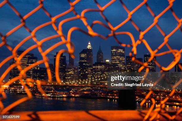 manhattan skyline at dusk - bridge architecture up close night stock pictures, royalty-free photos & images
