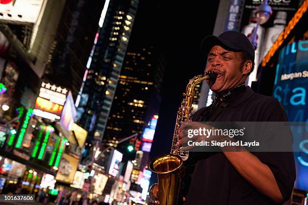 saxophone player on broadway - 大道芸人 ストックフォトと画像