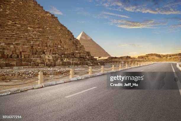 cheops-pyramide und straße, in kairo, ägypten - road to war in middle east and north africa stock-fotos und bilder