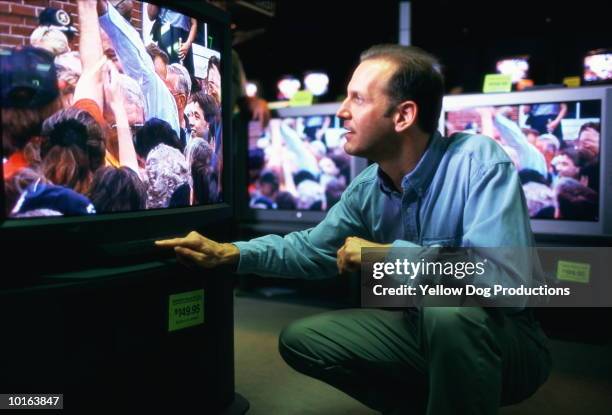 man shopping for television - retailer shopping customer tv stockfoto's en -beelden