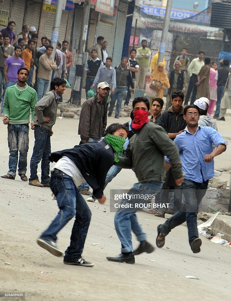 Kashmiri protestors throw stones at poli