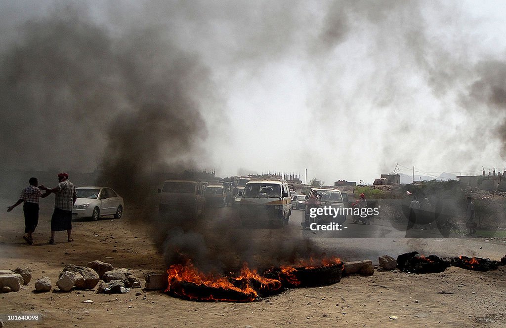 Former Yemeni soldiers block a road in R