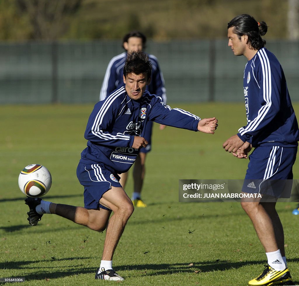 Paraguay's forward Edgar Benitez (L) sto