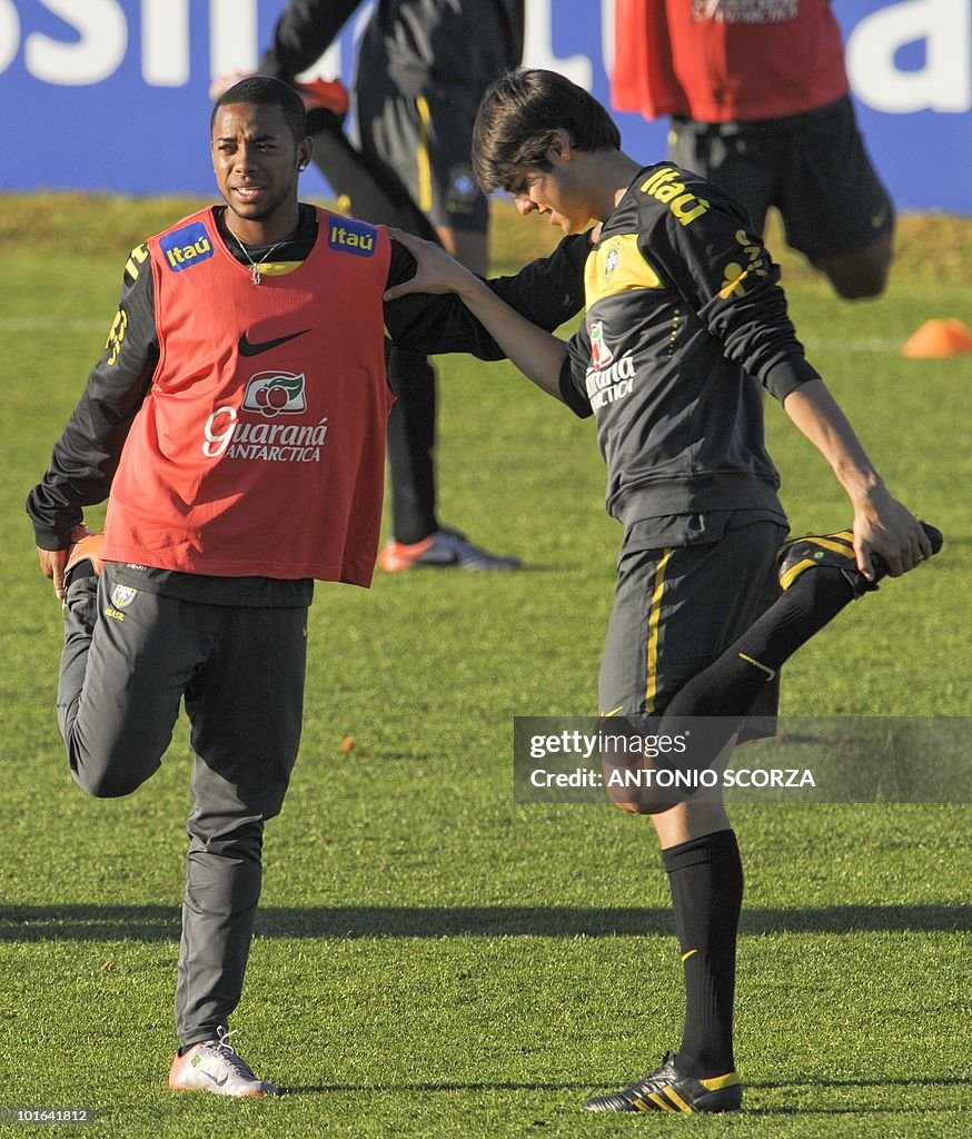 Brazil's football team striker Kaka (R)