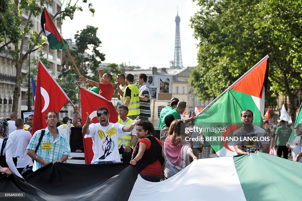 Demonstrators protest near the Eiffel To