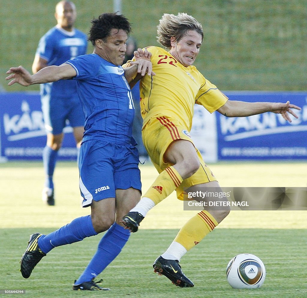 Honduras player Julio De Leon (L) fights