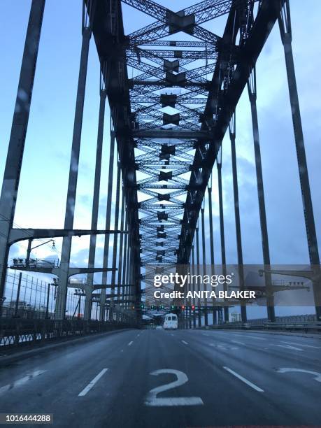 harbour bridge road - hafenbrücke von sydney stock-fotos und bilder