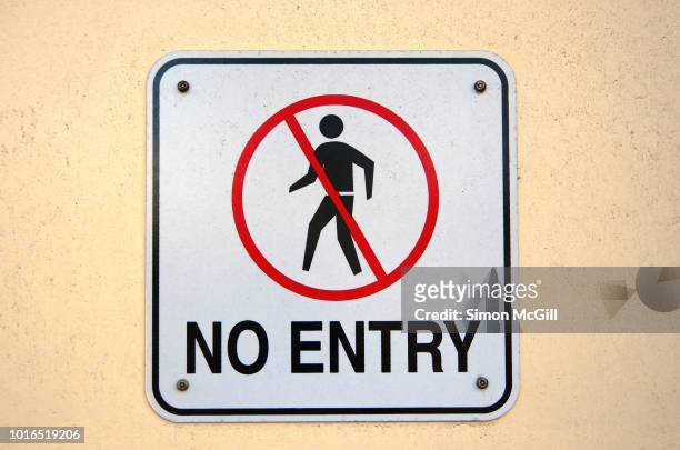 'no entry' sign on the exterior wall of a building - restricted area sign stock-fotos und bilder