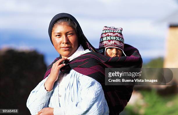 quechua indian woman with child on back - femme perou photos et images de collection