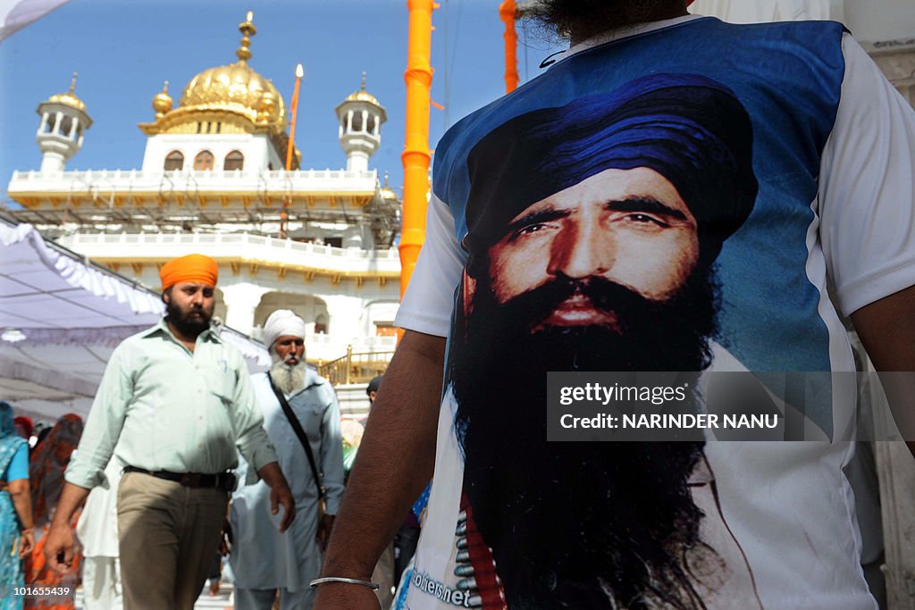 An activist from a radical Sikh wears a