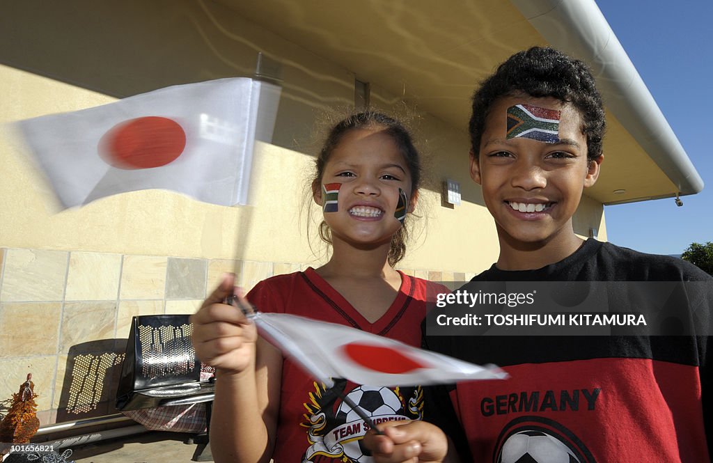 Six-year-old Michaelin Reimann (L) and e