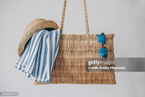 beach bag and accessories - beach bag stock-fotos und bilder