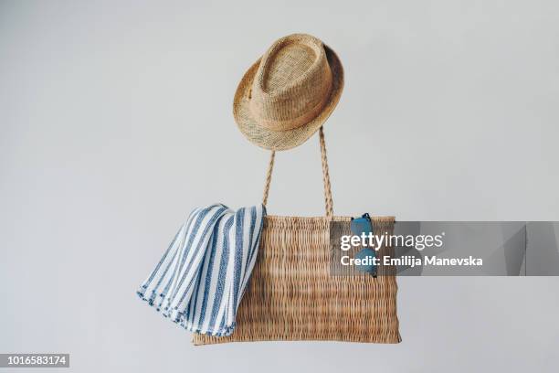beach bag and accessories - sarong imagens e fotografias de stock