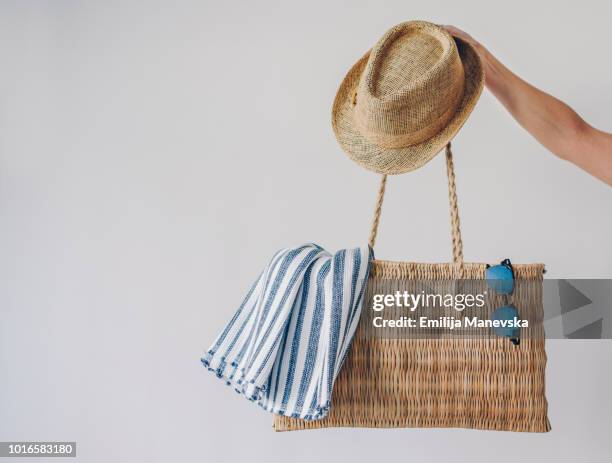 beach bag and accessories - beach bag stockfoto's en -beelden