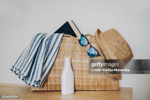 beach bag and accessories - beach bag stock-fotos und bilder