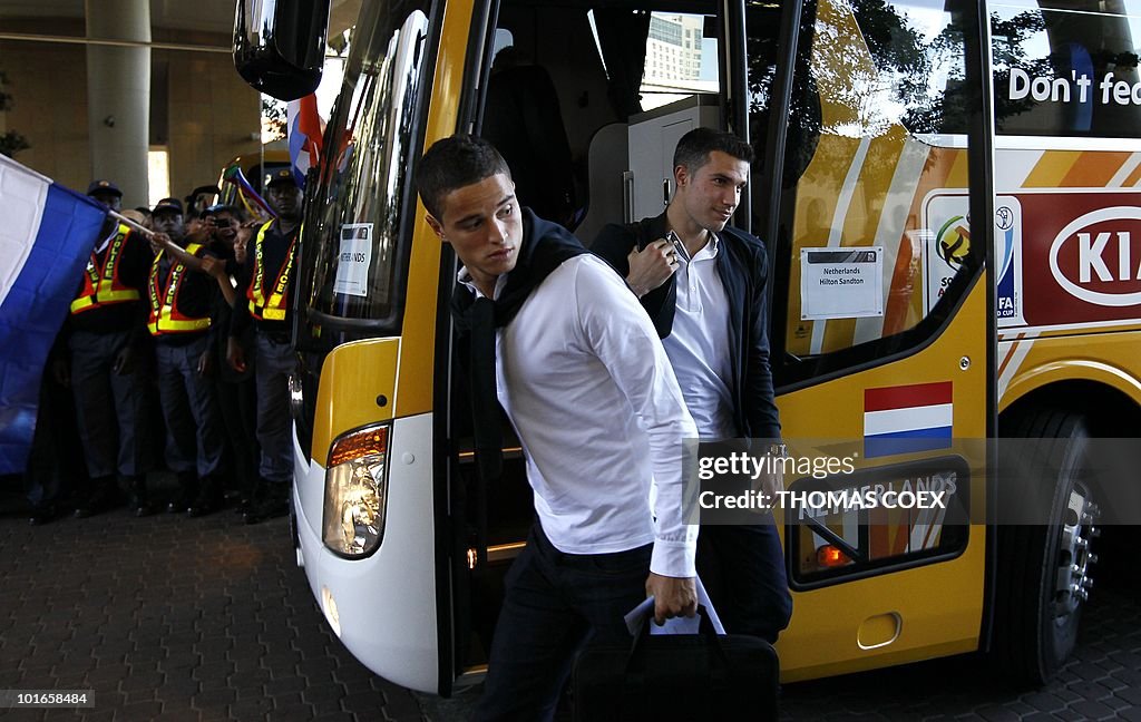 Dutch forward Robin van Persie (R) and t