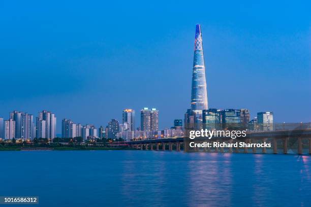 jamsil railway bridge and lotte world tower, seoul, south korea - railway bridge stock-fotos und bilder