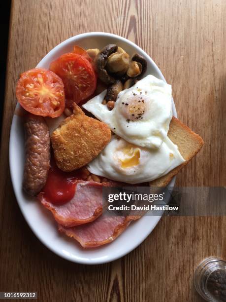 full english breakfast - english breakfast stock-fotos und bilder