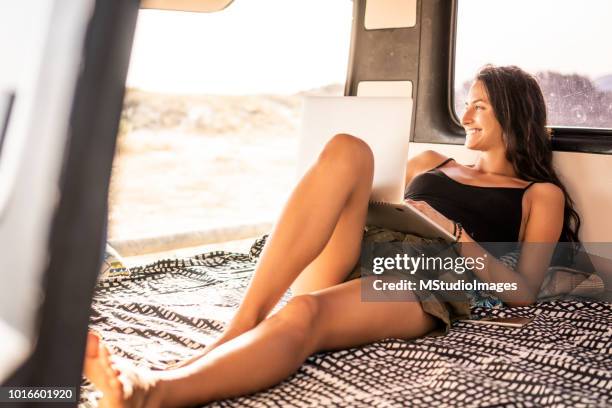 laptop benutzen. - tarifa stock-fotos und bilder